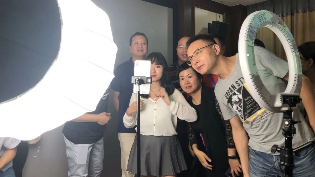 学员在5G直播产业园学习直播间的搭建 学员在5G直播产业园学习直播间的搭建