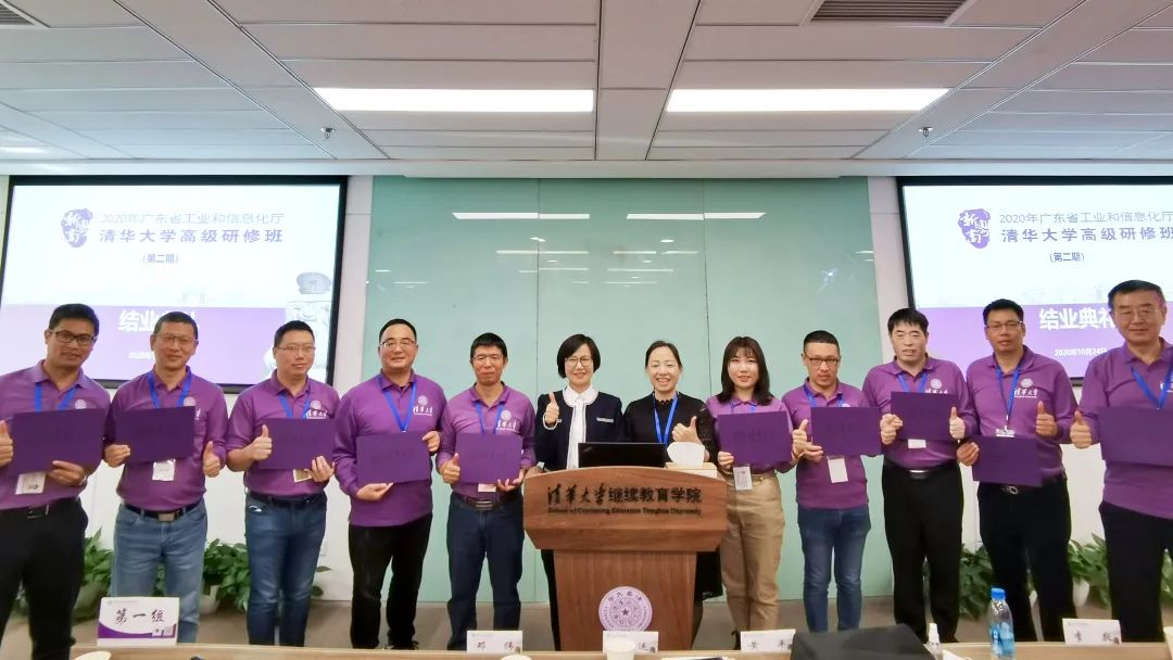 结业典礼上,为小组学员颁发结业证书 结业典礼上,为小组学员颁发结业证书