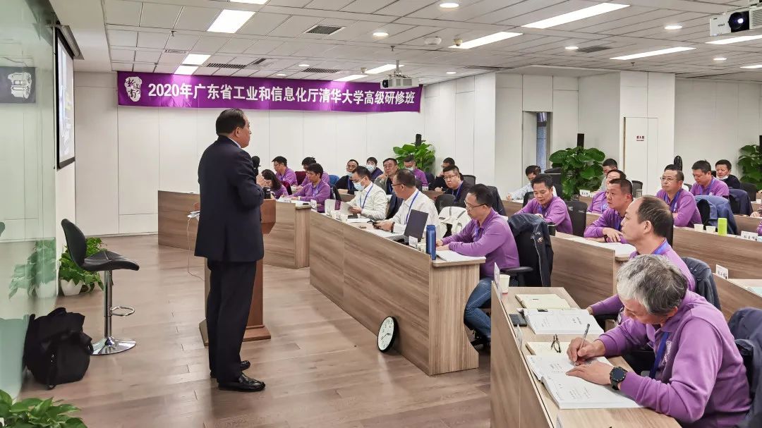 课间也在认真学习 课间也在认真学习