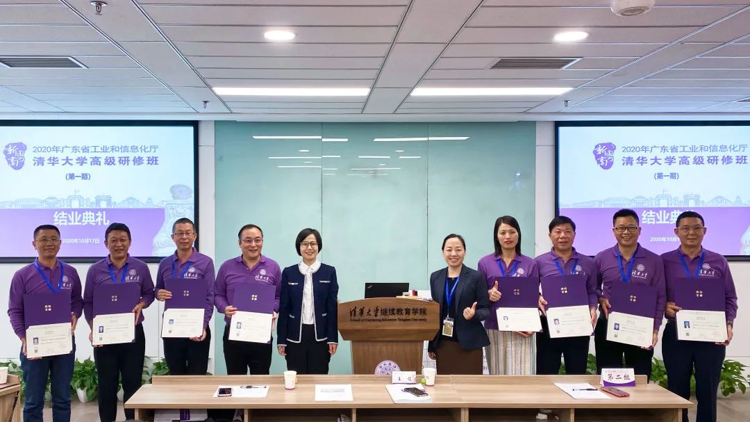 结业典礼上,为小组学员颁发结业证书 结业典礼上,为小组学员颁发结业证书