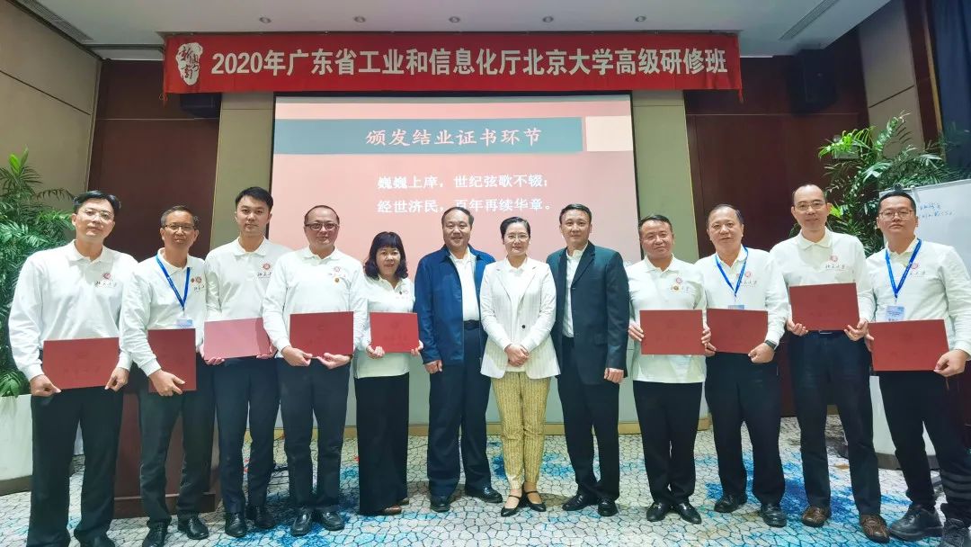 结业典礼上,为小组学员颁发结业证书 结业典礼上,为小组学员颁发结业证书