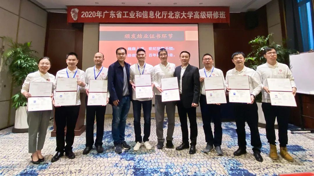 结业典礼上,为小组学员颁发结业证书 结业典礼上,为小组学员颁发结业证书