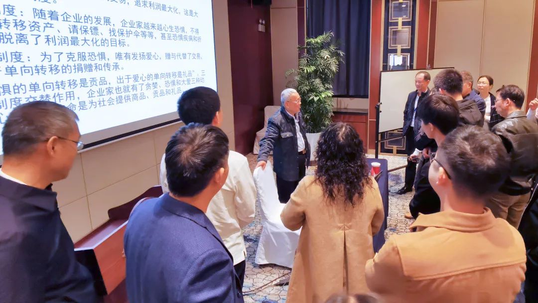 下课后,学员们和老师积极交流 下课后,学员们和老师积极交流