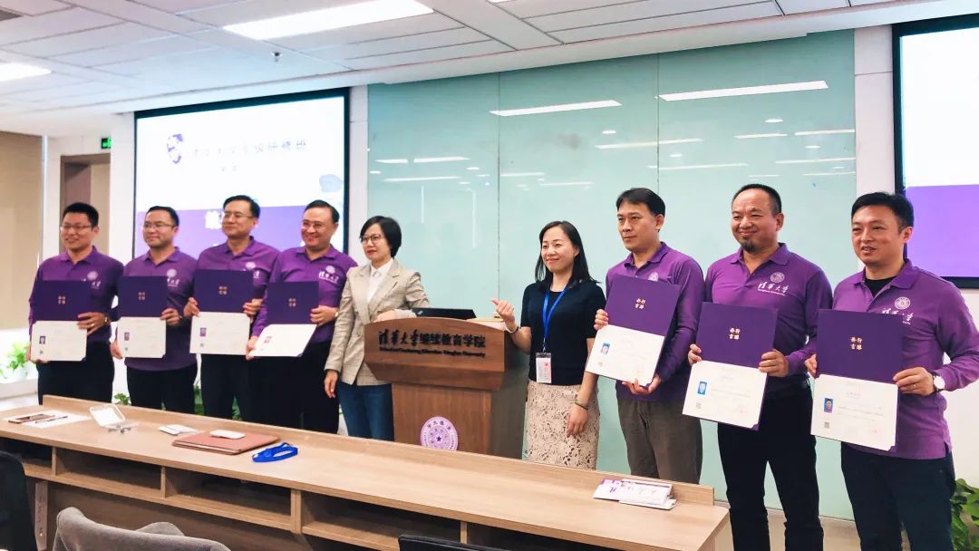 结业典礼上,为小组学员颁发结业证书 结业典礼上,为小组学员颁发结业证书