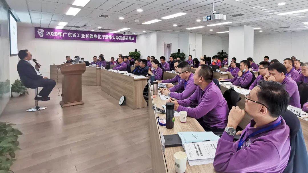 认真上课的企业家学员 认真上课的企业家学员