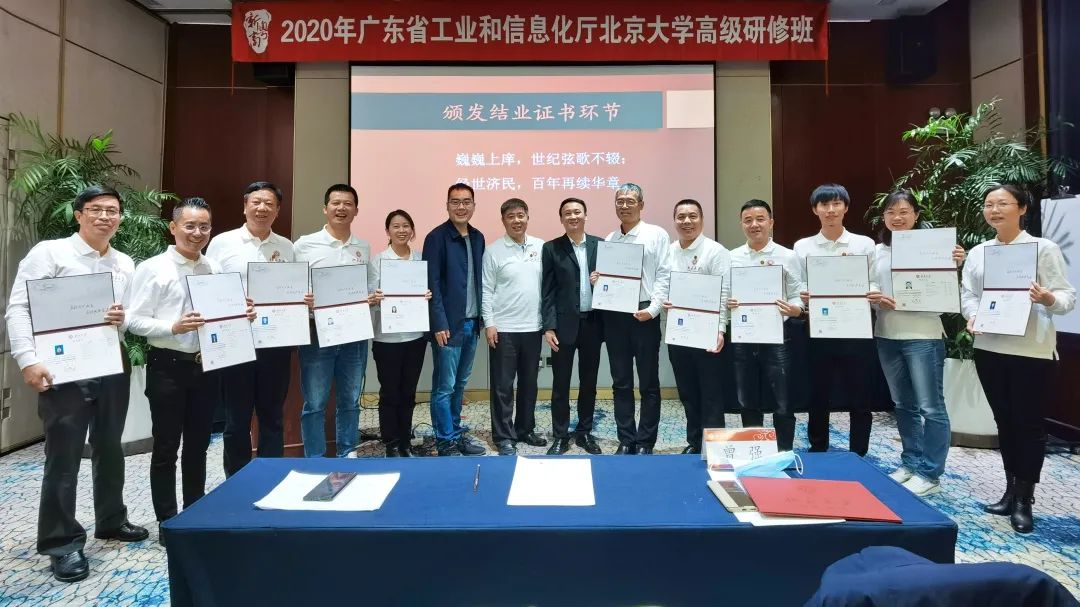 结业典礼上,为小组学员颁发结业证书 结业典礼上,为小组学员颁发结业证书