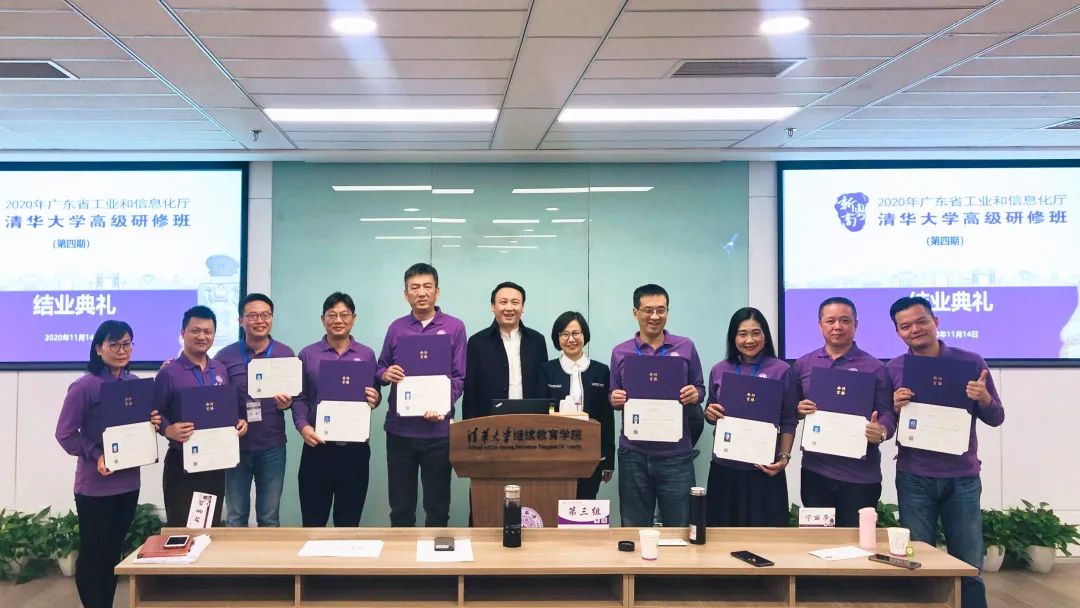 结业典礼上,为小组学员颁发结业证书 结业典礼上,为小组学员颁发结业证书